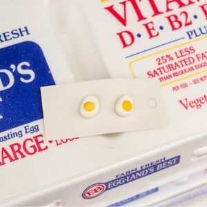 Super fun egg earrings 🍳